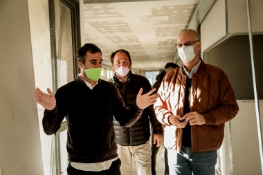 Coronavirus: Gollan recorrió un centro de salud en Derqui que se usará como centro de internación