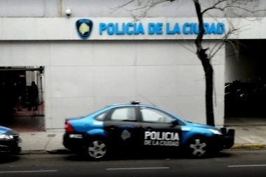 Nada los frena: insultó, golpeó e intentó robar a una policía en Constitución