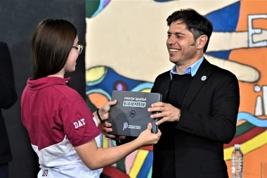 Kicillof entregó 168 netbooks en el municipio de la Lobería