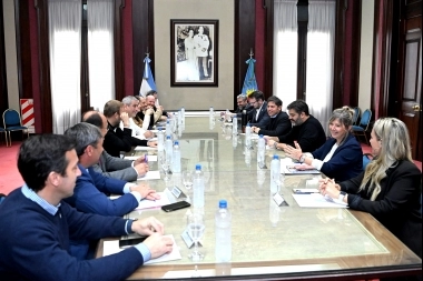 “Es mentira que no hay plata” dijo Kicillof al firmar Provincia Leasing junto a 10 intendentes