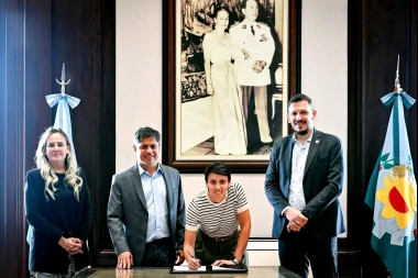 Gonzalez Chaves se equipa: Lucia Gómez y Kicillof firmaron un convenio para mejorar caminos rurales