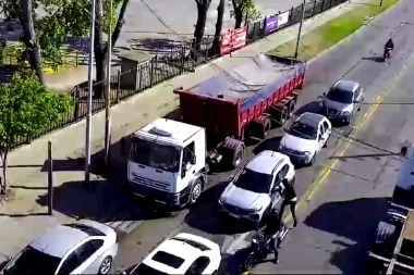 Luz verde para los motochorros: le destrozaron la ventanilla cuando lo paró el semáforo