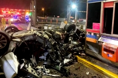 Choque y muerte: impactó contra la cabina de peaje y el auto quedó irreconocible
