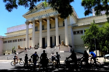La Plata ofrece caminatas guiadas y circuitos en bicicleta para conocer la historia de la Ciudad