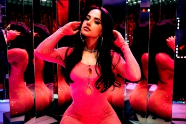 Con un exuberante vestuario, Becky G lanzó “La Nena”, junto a Gabito Ballesteros