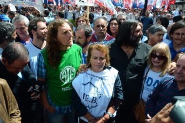 Denuncian retraso de depósito de sueldos a docentes y piden "cese de actividades"