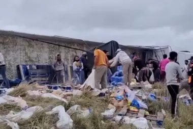 Saqueo en un camión en Coronel Pringles: vecinos robaron mercadería