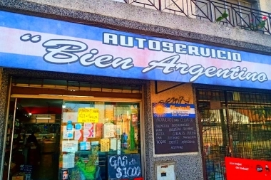 Robó un supermercado, un cliente lo intentó detener y también le tiraron un botellazo