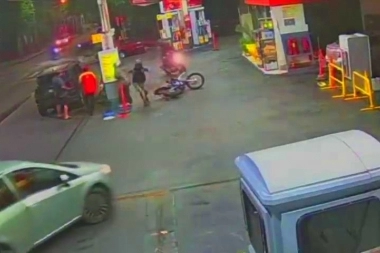 Motochorros persiguieron a una pareja de motoqueros y le robaron el vehículo en una estación de servicios