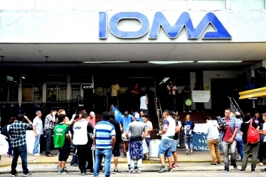Gritos y escandalo entre el presidente de IOMA y trabajadores autoconvocados por discusión salarial