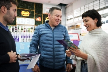 Mayra Mendoza visitó el centro comercial de Solano y dialogó con vecinos y comerciantes