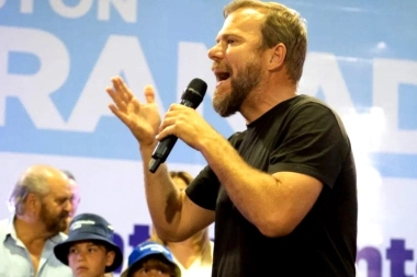 Intendente lanzó el operativo clamor por Cristina candidata en medio del duelo por el Papa y nadie lo siguió