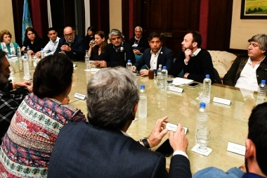 Docentes bonaerenses aceptaron la oferta de Kicillof: cuánto cobrará un maestro en abril