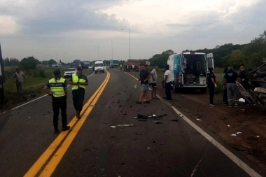 Ruta nacional 5: choque frontal entre camioneta y camión dejó una víctima fatal