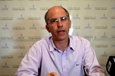 Motosierra afilada: intendente bajó su sueldo y advirtió que no pagará fiestas populares