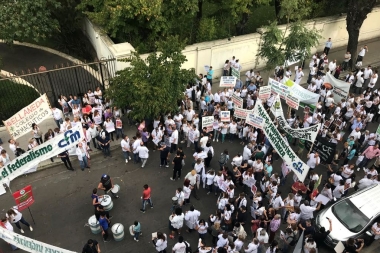 Farmacéuticos marcharon a Gobernación: piden que Vidal impida el desembarco de Farmacity