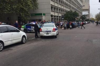 Tiroteo en la puerta del Banco Provincia de La Plata: un hombre resultó herido