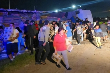 Detuvieron a siete personas que habrían robado la carga de un camión que volcó