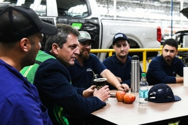 “Somos los que bajamos el impuesto a las ganancias sin prometerlo”, dijo Massa desde una fábrica Ford