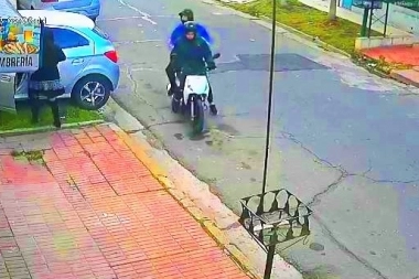 Inseguridad en Avellaneda: motochorro fuera de sí intentó asaltar a una chica que se resistió a los golpes