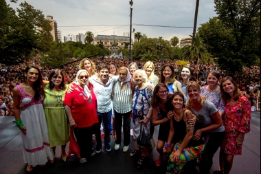 Kicillof participó del acto de cierre por el #8M frente a la Gobernación bonaerense