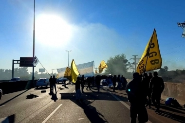 Batalla campal manifestantes contra comerciantes: golpes y piedrazos en una protesta