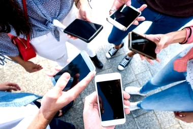 Defensoría del Pueblo de la Provincia reveló que el 40% de los bonaerenses usa el teléfono más de 6 horas diarias
