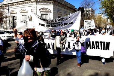 Día de la Sanidad: en La Plata, enfermeros marcharon tras la muerte de 85 trabajadores de la salud