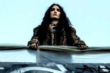 Con una impronta audaz y rockera, Lali lanzó su álbum "No vayas a atender cuando el demonio llama"