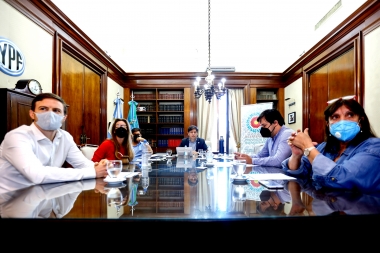 Kicillof se reunió con expertos e intendentes y evaluó posibles aperturas en las próximas semanas