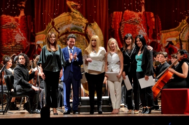 En el Teatro Colón, Vidal distinguió a directores de escuelas: “Quiero darles un gracias enorme”
