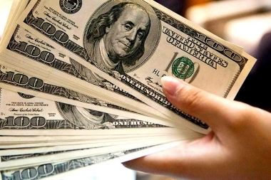 Escalada histórica e incertidumbre: con nuevo récord, el dólar blue cerró en 316 pesos