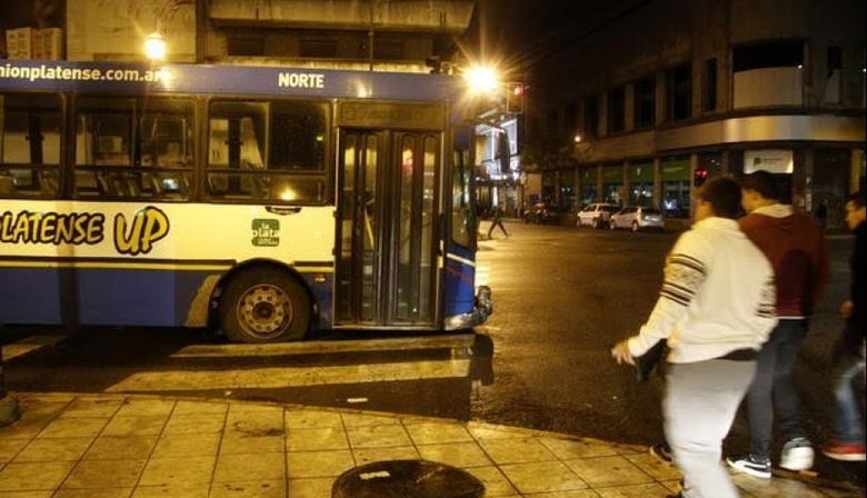 Entre polémicas y confusiones, levantan el paro de micros en La Plata ...