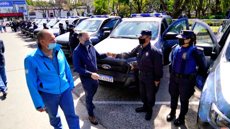 En medio de versiones sobre su salida, Berni se mostró con Gray y entregó patrulleros