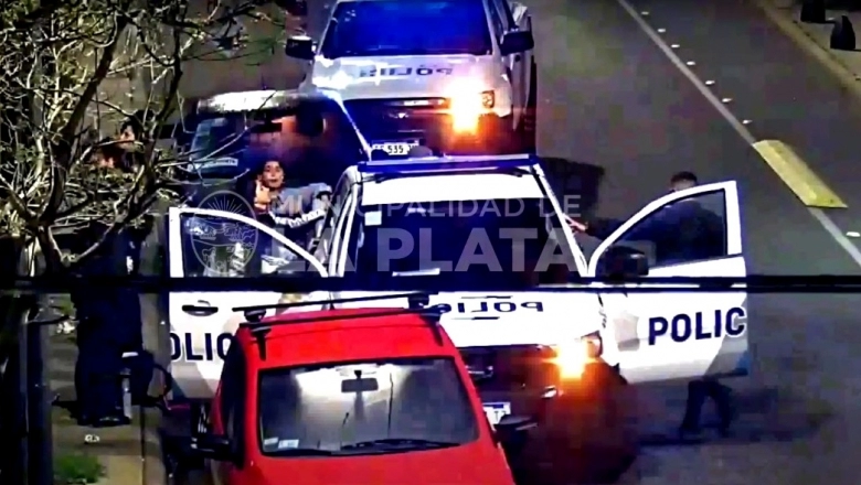 Video: los detuvieron por grafitear persianas de comercios en La Plata