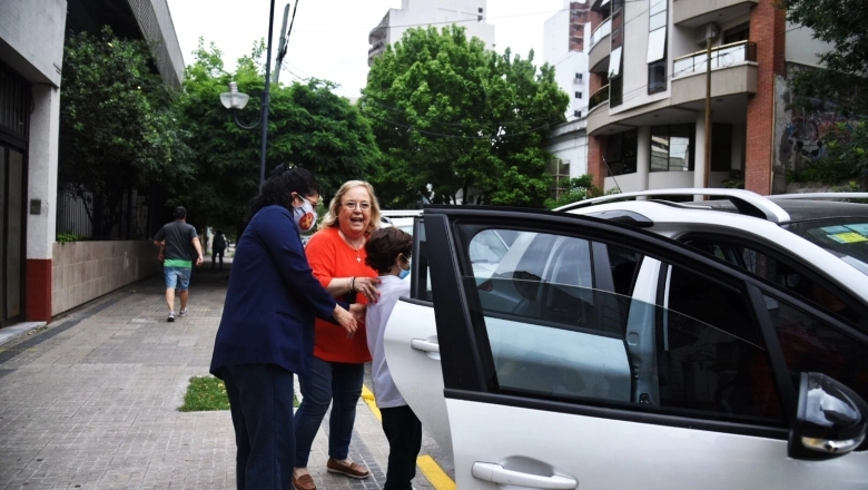 Adiós a la “doble fila” en La Plata: ordenamiento vehicular cerca de las escuelas