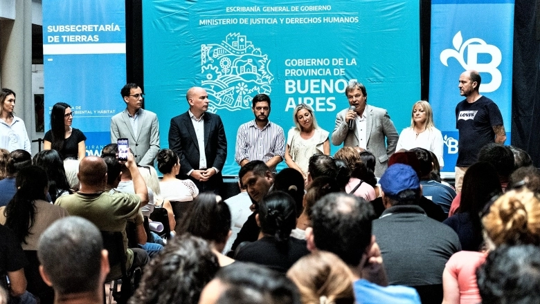 Fabiani y Cascallares entregaron viviendas a los vecinos de Almirante Brown