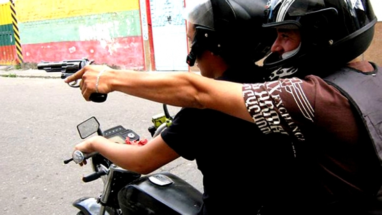 Con velocidad e impunidad, dos motochorros asaltaron a una pareja en La Plata
