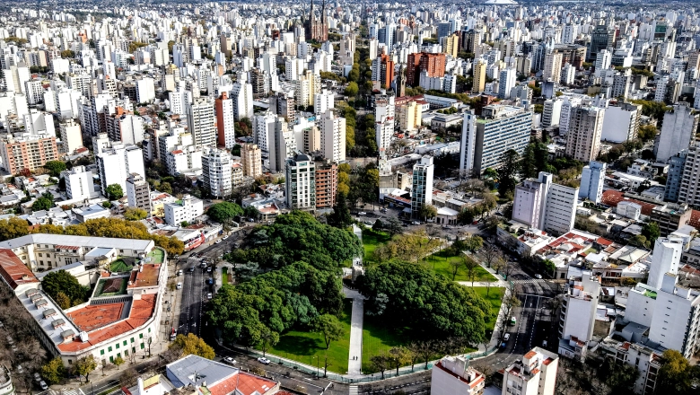Con asfalto nuevo y remodelación, Alak y Kicillof reinauguraron Plaza Rocha en La Plata