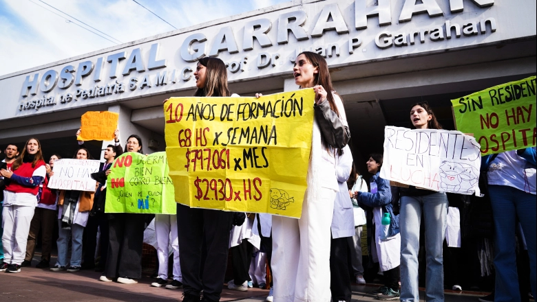 Sin resolver la cuestión salarial, Milei le descontará los días de paro a los médicos del Garrahan