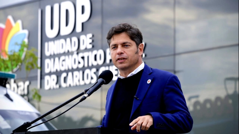 Kicillof volvió al Interior, entregó patrulleros en Saavedra y exigió a Milei que deje de “perseguir” dirigentes