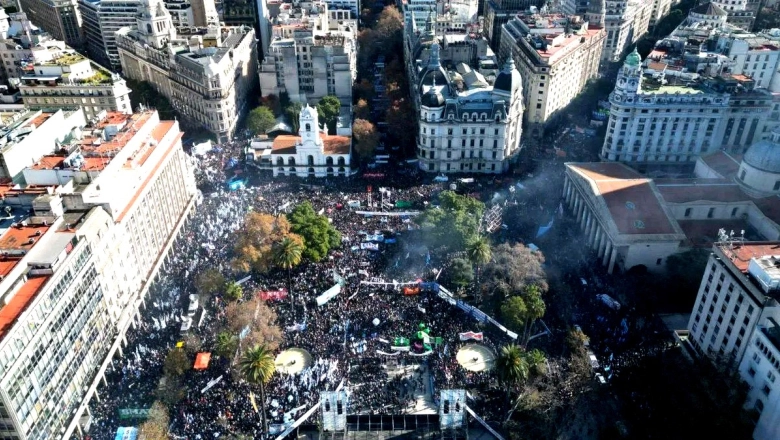 Cristina envió un mensaje a la movilización masiva en Plaza de Mayo: “Vamos a volver con más unidad y fuerza”