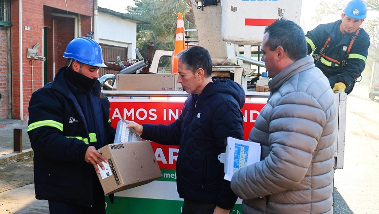 Gray supervisó los trabajos de instalación de iluminarias LED en Esteban Echeverría