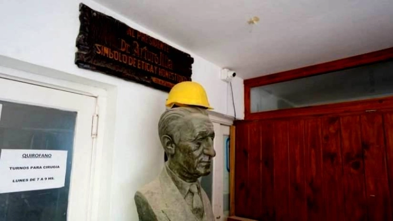 Papelón: el Municipio de Villa Gesell se disculpó por subir una foto del busto de Illia con un casco en la cabeza