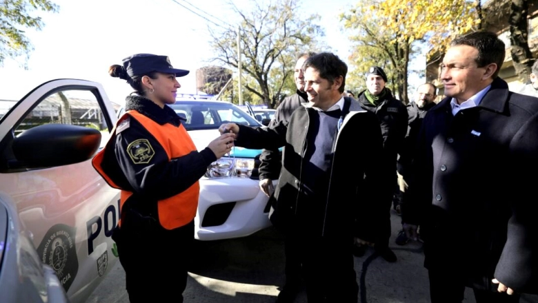 Denuncian a Kicillof por usar patrulleros para la foto en un acto y luego no entregarlos