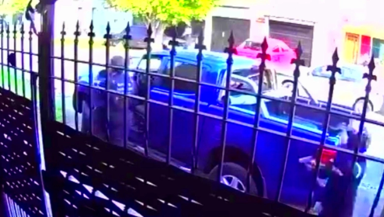 Motochorros en Tres de Febrero: le robaron la 4 x 4 en la puerta de la casa y antes de escapar les desbloqueó el celular