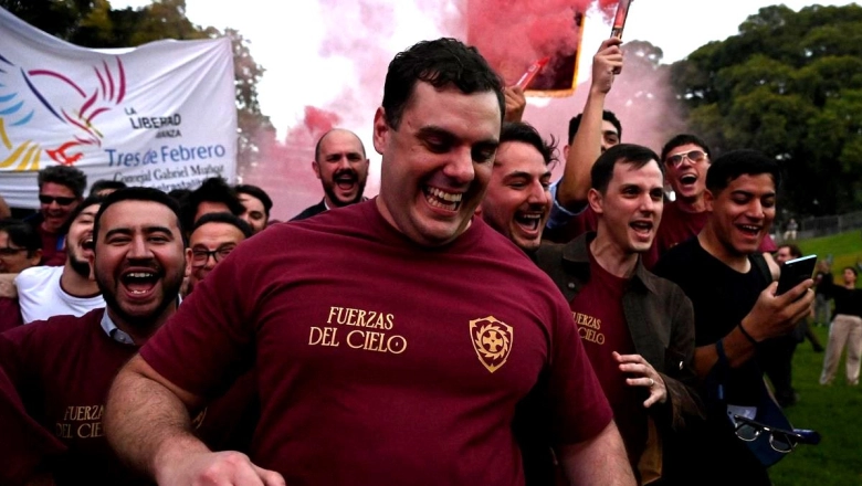 Las Fuerzas del Cielo salen a mostrar músculo en la Primera Sección y meten presión al armado de listas
