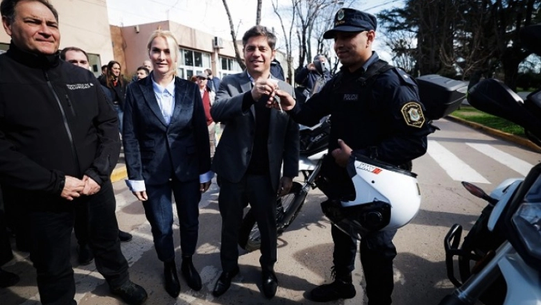 Kicillof aterrizó en Capitán Sarmiento, se mostró con una intendenta libertaria y ponderó la figura del Estado