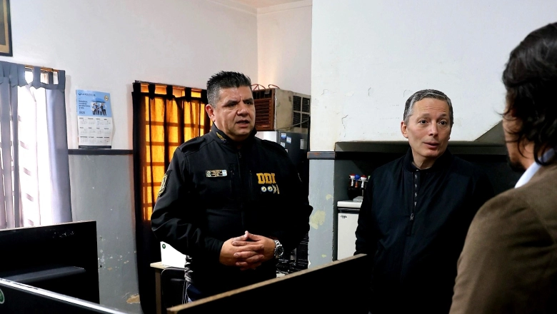 Con traje de candidato, Gray cruzó a Milei por la caída del consumo y acusó al modelo liberal de vaciar la heladera