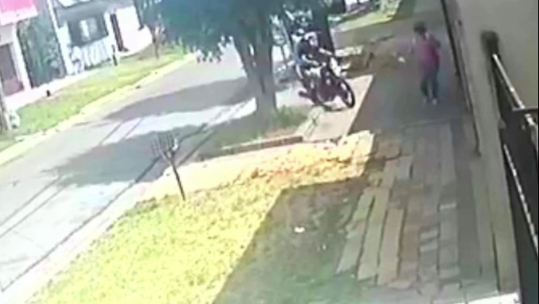 En Avellaneda, motochorros subieron a la vereda y tacklearon a una mujer para robarle